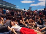 路上で寝る女性　東京都　府中市　2023年08月12日