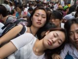 路上で寝る女性　東京都　中野区　2023年10月06日