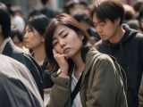 路上で寝る女性　大阪府　高槻市　2024年03月18日